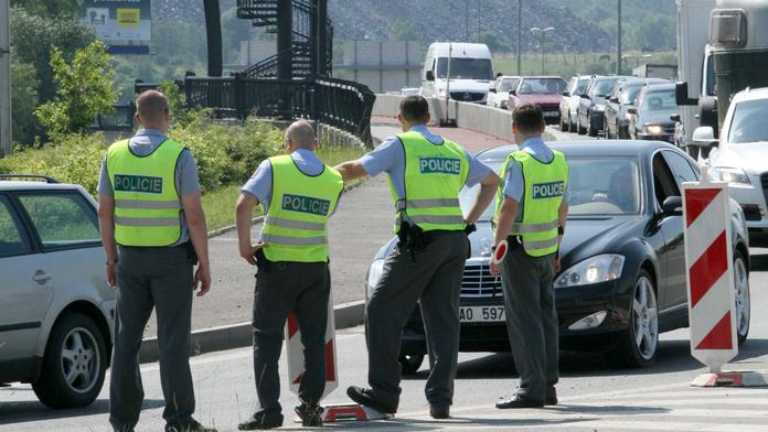 Policejní absurdistán v Karviné. Policisté ve vestách na sebe upozorňují i zločince