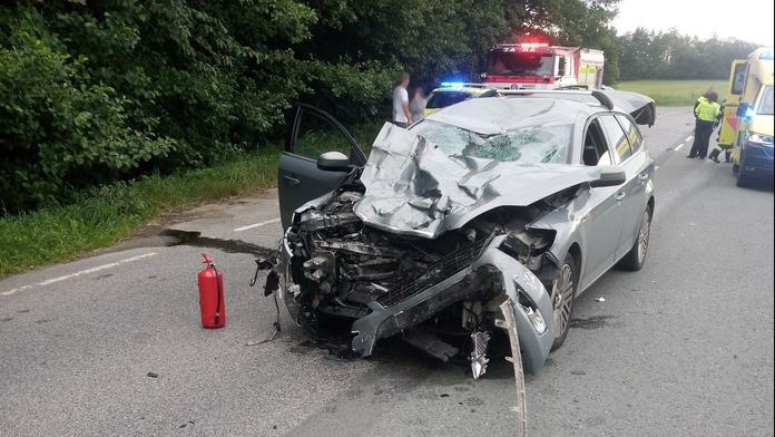 Auto smetlo a zabilo motorkáře, který mu zřejmě nedal přednost