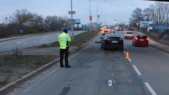 Žena přecházela rušnou silnici a srazilo ji auto. Na místě zemřela
