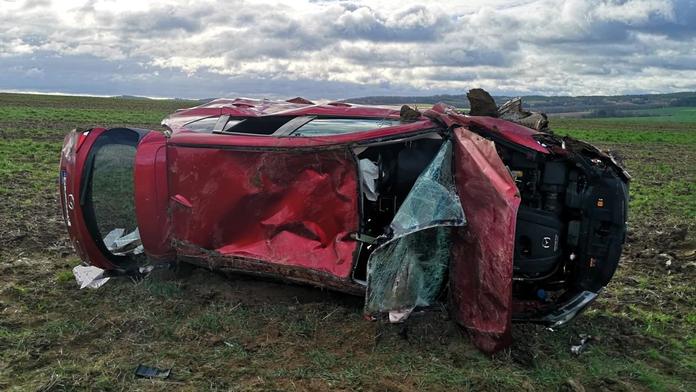 Šest zraněných při nehodě u Plzně. Auto s dětmi skončilo zdemolované na poli