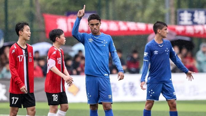 Jde ve stopách svého otce. Syn slavného Ronaldinha je na testech v Barceloně