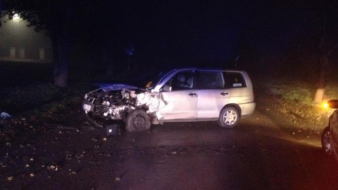 Opilec v husté mlze sešrotoval Seat o strom!
