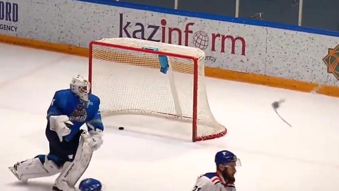 Zbláznil se? Ruský gólman vybouchl, po obdržené brance létaly třísky