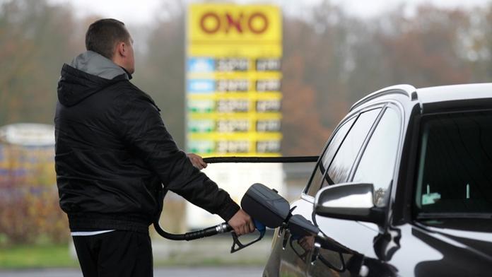 VELKÝ PŘEHLED: Nafta i benzin stojí přes 40 korun! Na kterých pumpách ušetříte?