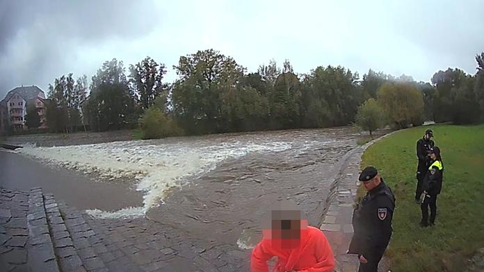 Žena si šla zaplavat do rozvodněné Malše