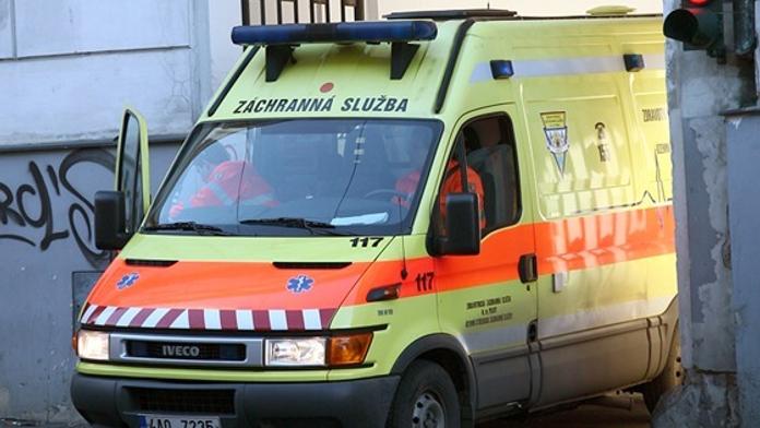 Vážná dopravní nehoda: auto skončilo v řece