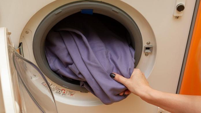 Ložní prádlo může skrývat nebezpečné patogeny. Experti radí, jak často ho prát