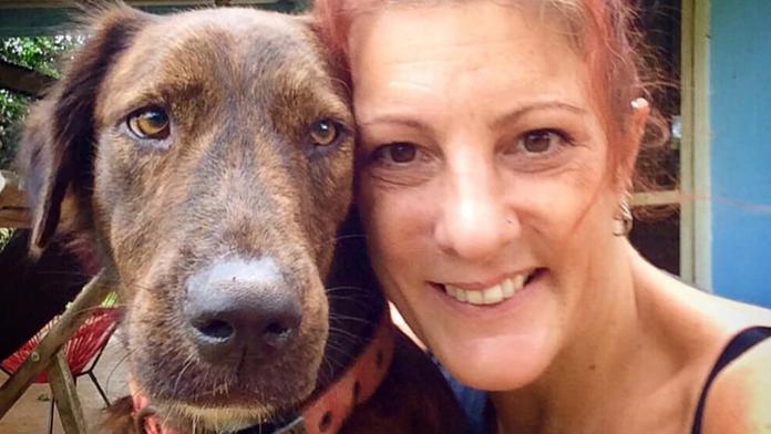 Žena zemřela, když zachraňovala pejsky při tsunami. Muž se zachránil na větvi
