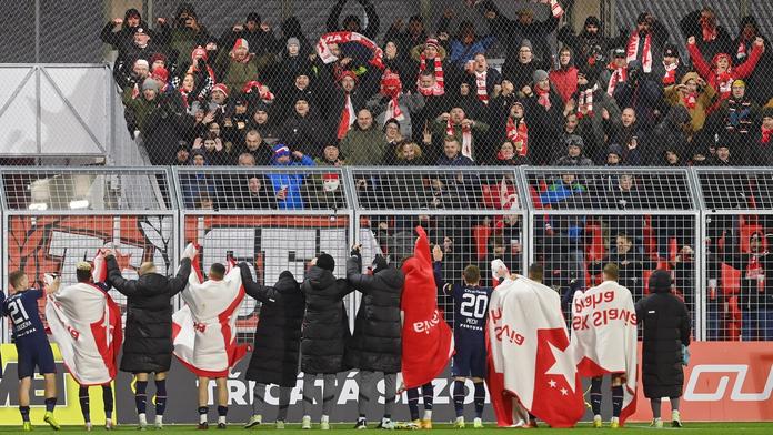 Tvrdíkovi se nakonec v Pardubicích líbilo a po zápase pomohl uklidit stadion