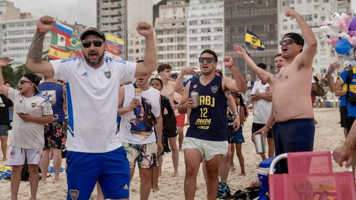 Fanoušci argentinského týmu Boca Juniors obsadili pláž Copacabana.