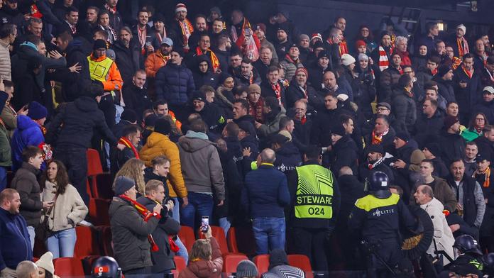 Fanoušky Stuttgartu napadla policie. Šéf klubu zuří, sám celou situaci viděl