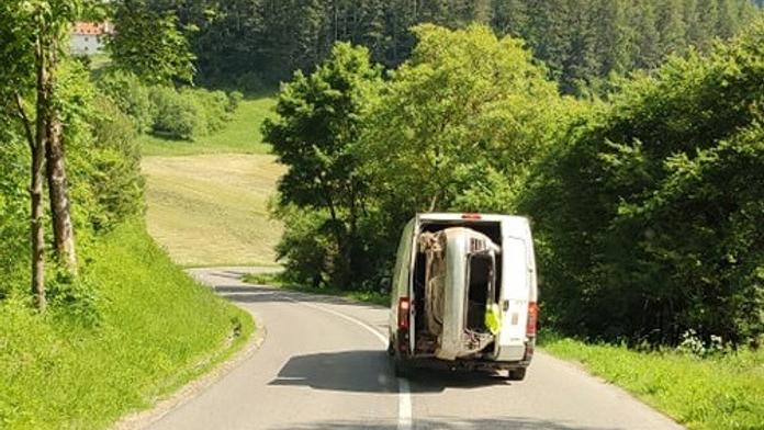 To policisté ještě neviděli. Řidič převážel vrak osobáku v dodávce