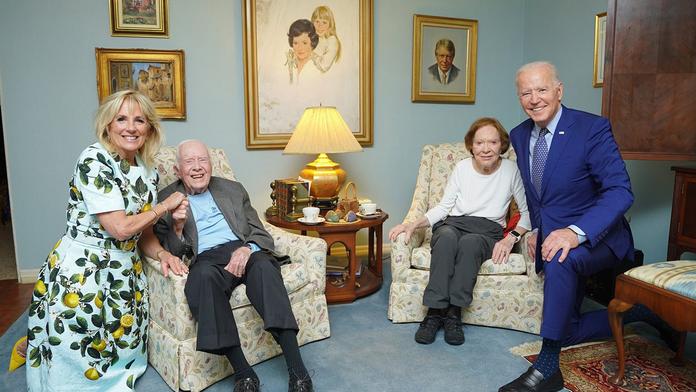 Biden navštívil bývalého prezidenta. Podivná fotografie způsobila rozruch