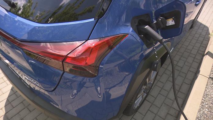 Prodej elektromobilů v Česku? Pořád bída, Češi chtějí radši plyn
