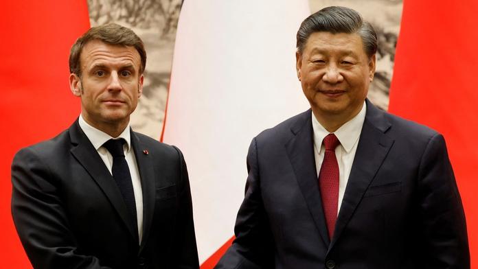 Macronovi dochází trpělivost. Poletí přesvědčit Číňany, aby zastavili válku