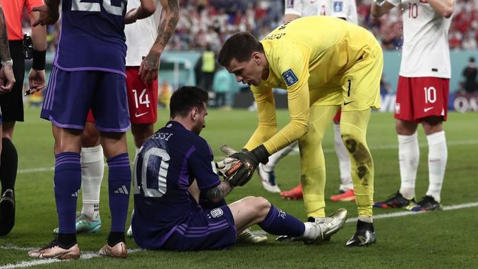 Brankář Polska dluží Messimu peníze. Penaltu sice chytil, sázku ale prohrál
