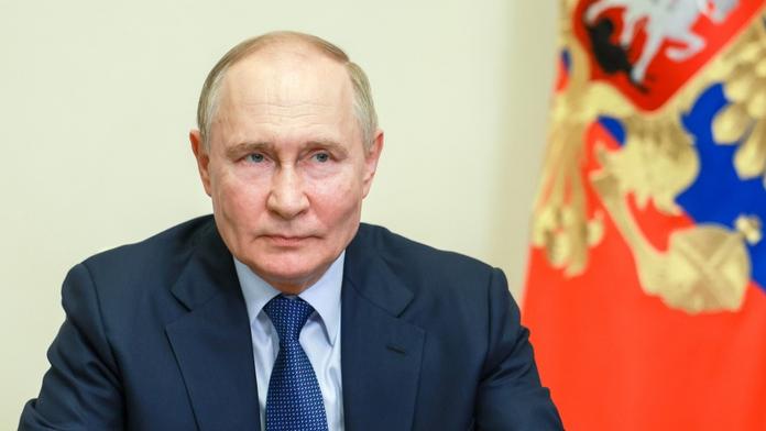 Podezřelá lahvička na Putinově stole. Spustila se lavina nových spekulací