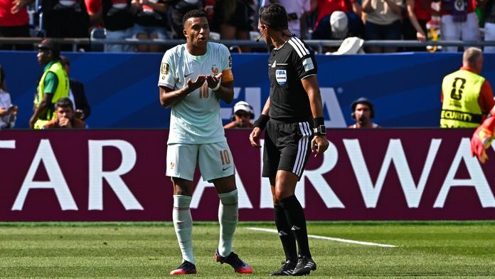 Tříminutový chaos před penaltou rozhodil Mbappého. Kritizoval postup sudího
