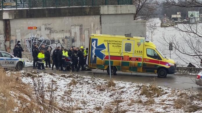 Kajakáři z Vltavy vytáhli tonoucího muže, záchranáři ho převezli do nemocnice
