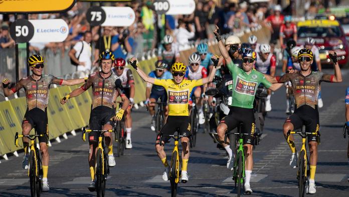 Parťák vítěze Tour de France měl nehodu. Po srážce s autem má po sezoně