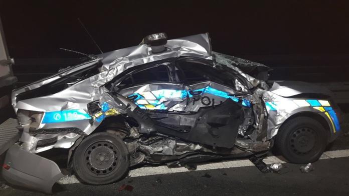 Zloděj ukradl dodávku. Při útěku totálně zdemoloval policejní auto