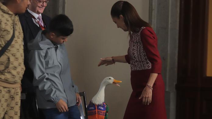 Komický moment na MS. Prezidentku Mexika chtěl kousnout maskot, video je virální
