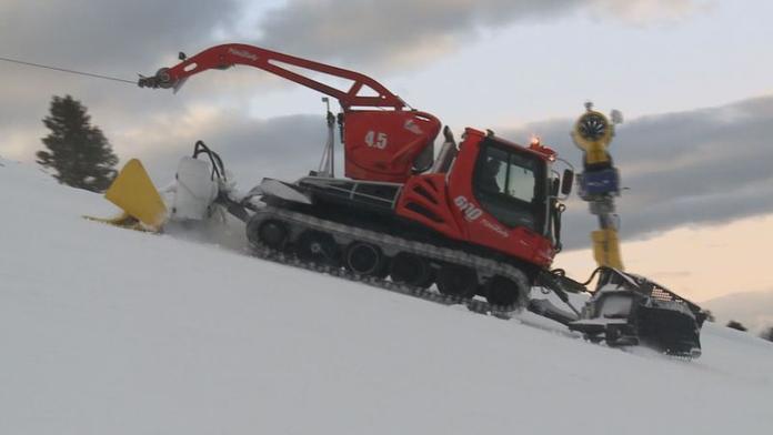 Lyžař se v Peci pod Sněžkou srazil s rolbou, poranil si nohu a pánev!