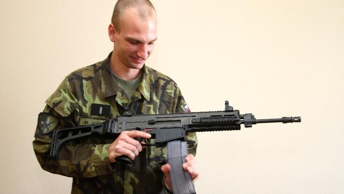 Poslední čeští vojáci odlétají z Kosova