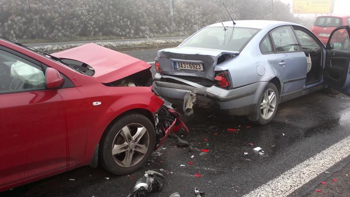 Řidiči POZOR! Na namrzlé silnici bouralo několik aut