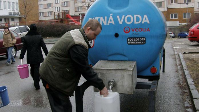 Prasklé potrubí ODŘÍZLO ZLÍN od vody! Lidé brali vodu z cisteren