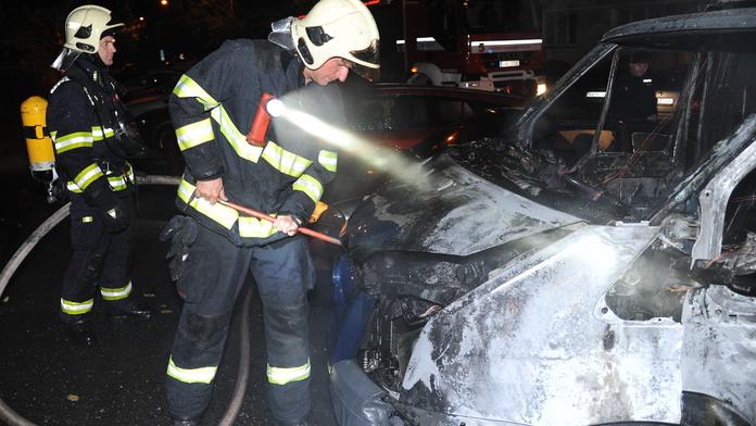 Ve dvou městech vzplála auta, policisté hledají žháře
