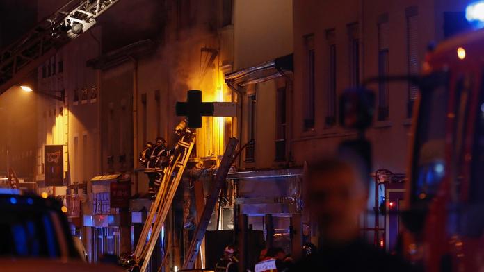 Muž unikl z hořícího domu oknem, dítě a těhotná manželka zemřely