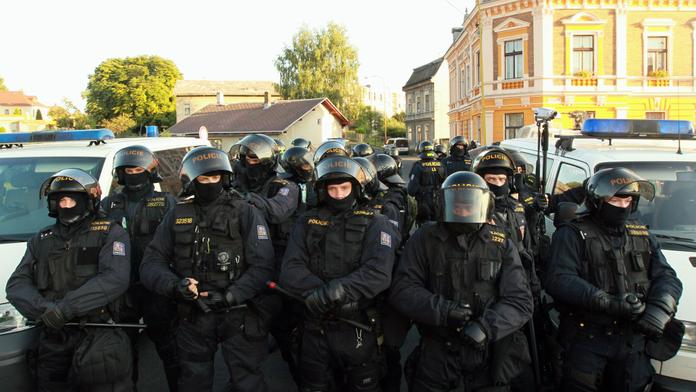 ROZHODNUTO! Vláda zmrazila platy hasičů i policistů