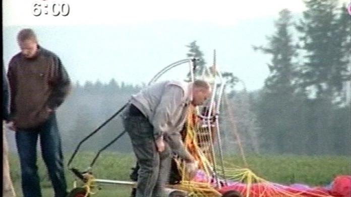 Paraglidista se zřítil do stromu