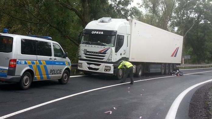 Mladý motorkář nezvládl zatáčku. Narazil do kamionu a zemřel