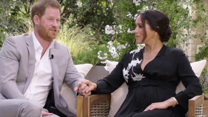 První slova královské rodiny. Takhle reaguje na útoky Harryho a Meghan