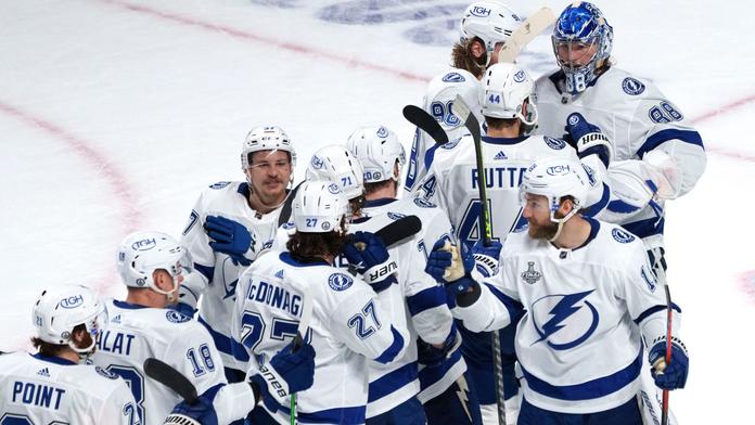 Tampa má tři mečboly. V dalším finále bodovali oba Češi, Rutta skóroval
