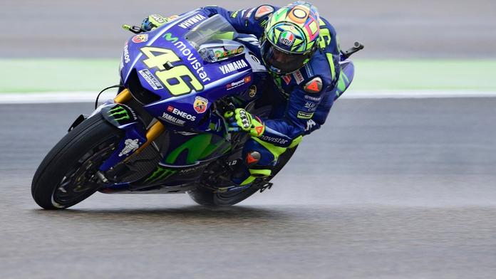 Tři týdny po zlomenině nohy: Rossi zase usedl na motorku!