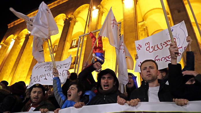 Demonstranti volali po reformě voleb, policie je tvrdě rozehnala