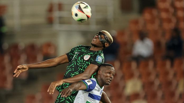 Chvíle hrůzy. Letadlu s fotbalisty Nigérie prasklo okno, museli nouzově přistát
