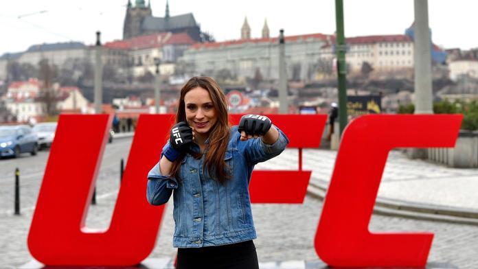 První Češka v UFC odletěla bojovat o přežití! Z letiště posílá pozdrav