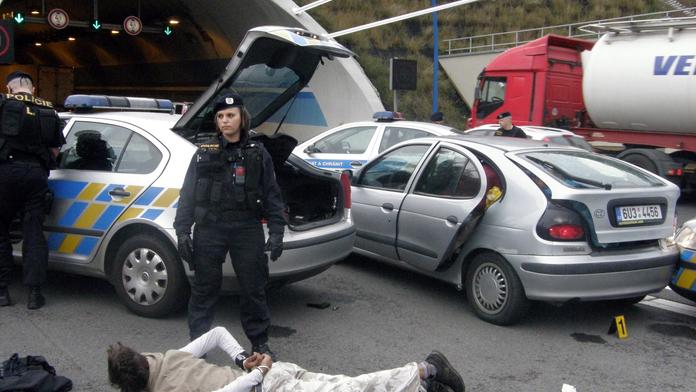 Zloděj chtěl kradeným autem PŘEJET POLICISTU, pak zběsile PRCHAL Prahou! Už ho DRAPLI!