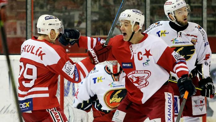 Už to začíná! Potápějící se Slavii opouštějí první hokejisté