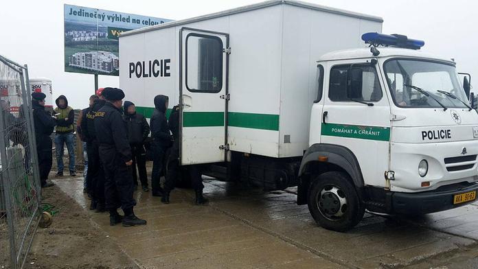 V Českých Budějovicích zadrželi tři uprchlíky, ukrývali se v kamionu