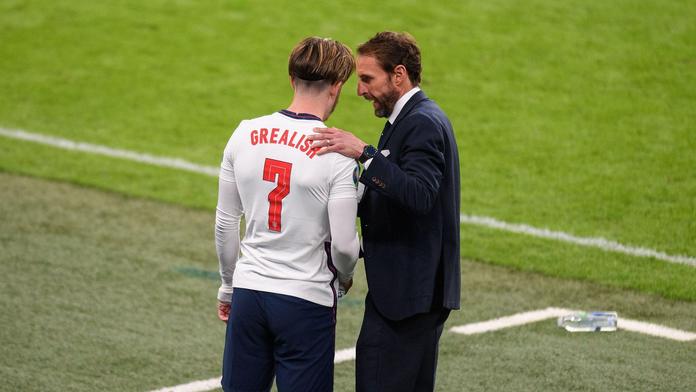 Trenér Gareth Southgate v rozhovoru s Jackem Grealishem
