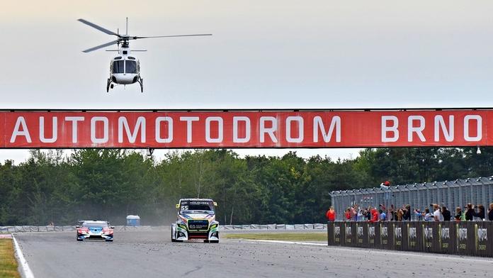 Modelka obětí formule. Na okruhu v Brně ji srazil nepozorný jezdec