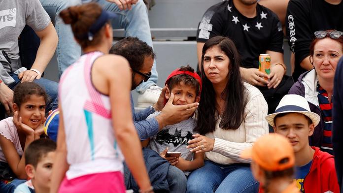 Slzy na French Open. Tenistka vztekle švihla raketou a ohrozila dítě v hledišti