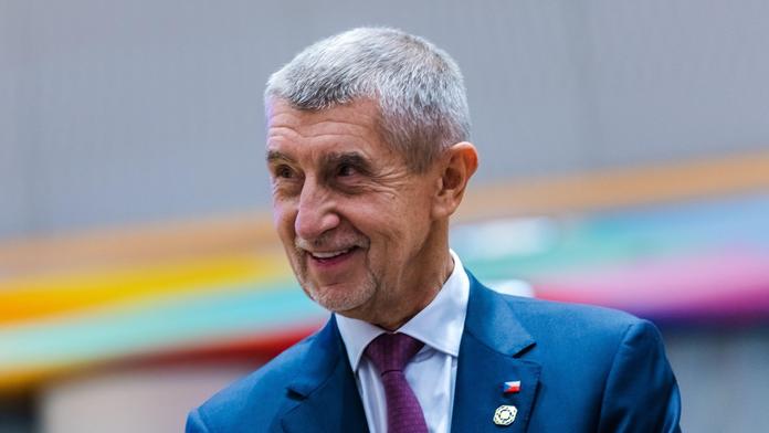 Premiér Babiš musel do nemocnice. Vzali mu kus tváře