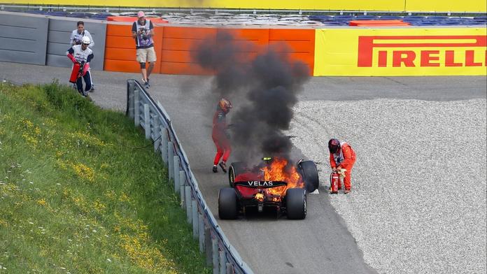 Tak to bylo o fous. Sainz musel utíkat před plameny. Nemám slov, řekl