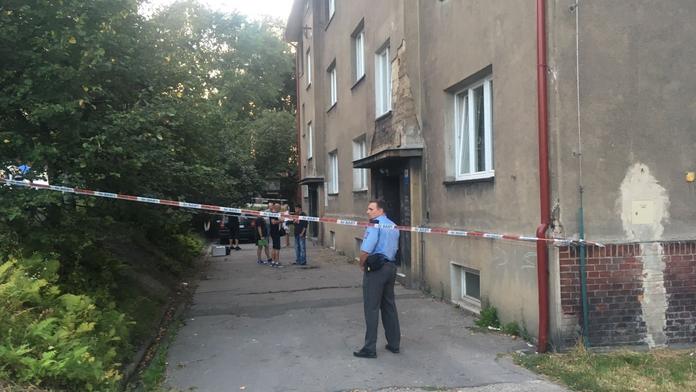 Popíjení se změnilo v horor, muž pobodal matku čtyř malých dětí!